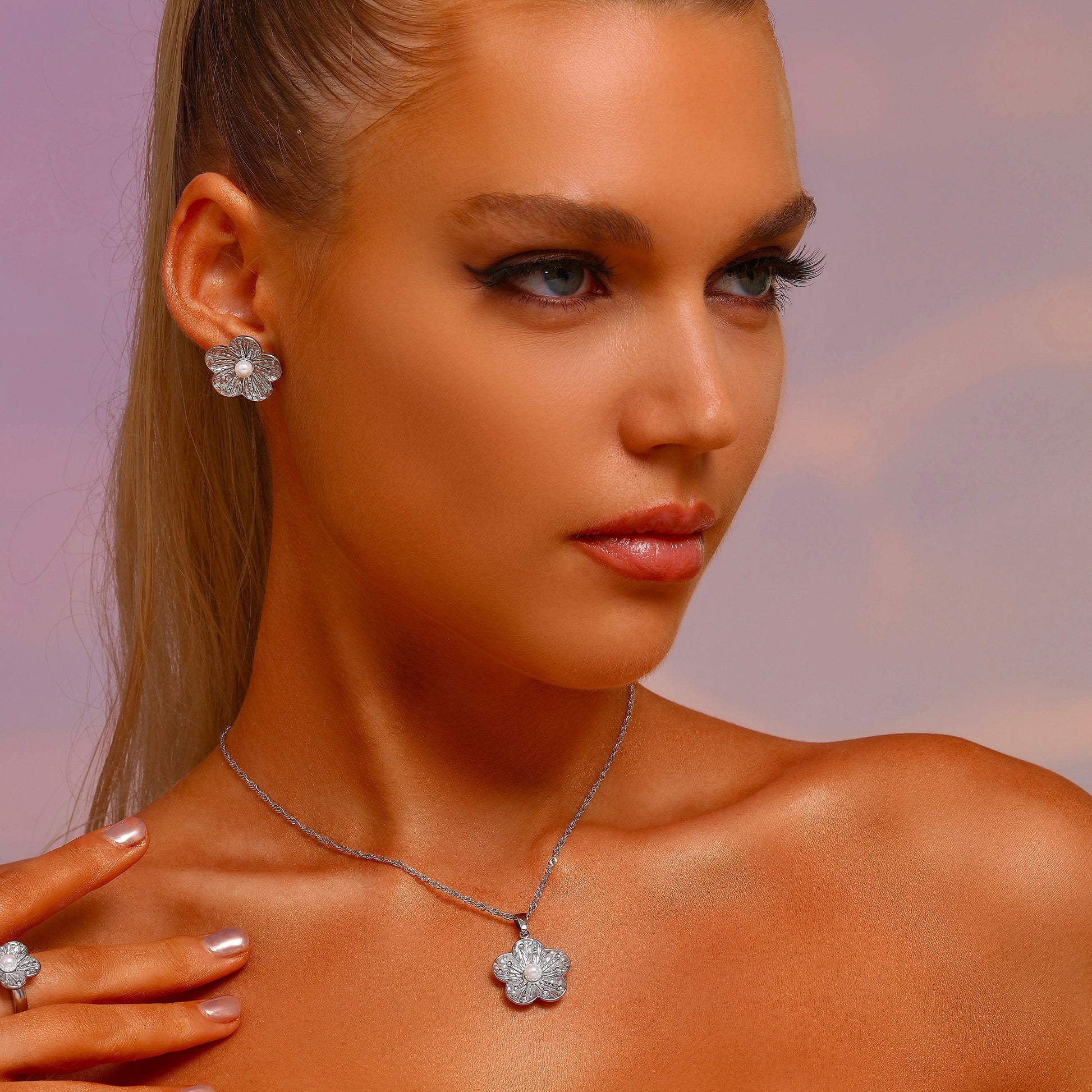 Flower Pendant Necklace Inlaid with Pearl - Silver - Necklace - ONNNIII