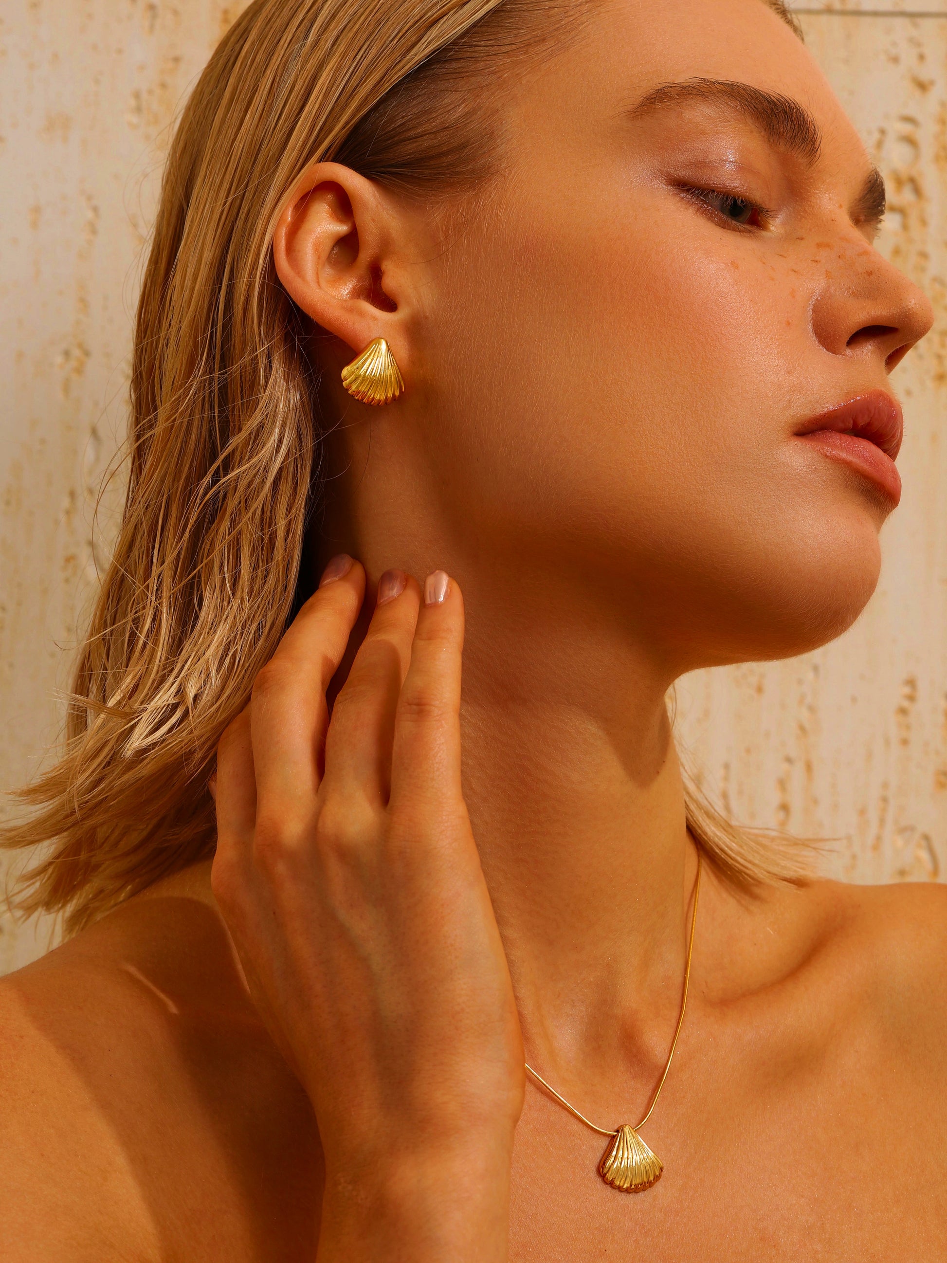 Shell Stud Earrings - Gold - Earrings - ONNNIII