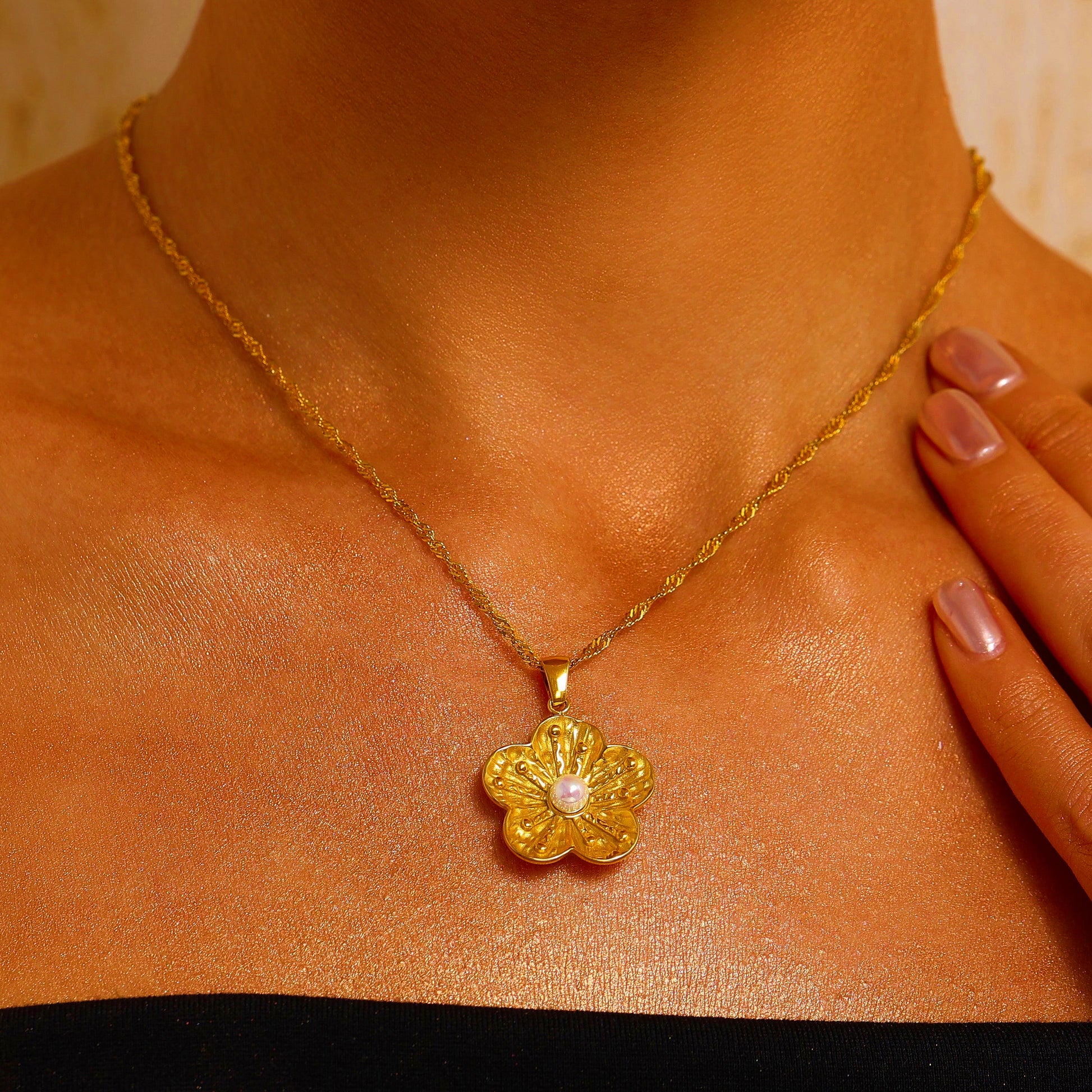 Flower Pendant Necklace Inlaid with Pearl - Gold - Necklace - ONNNIII