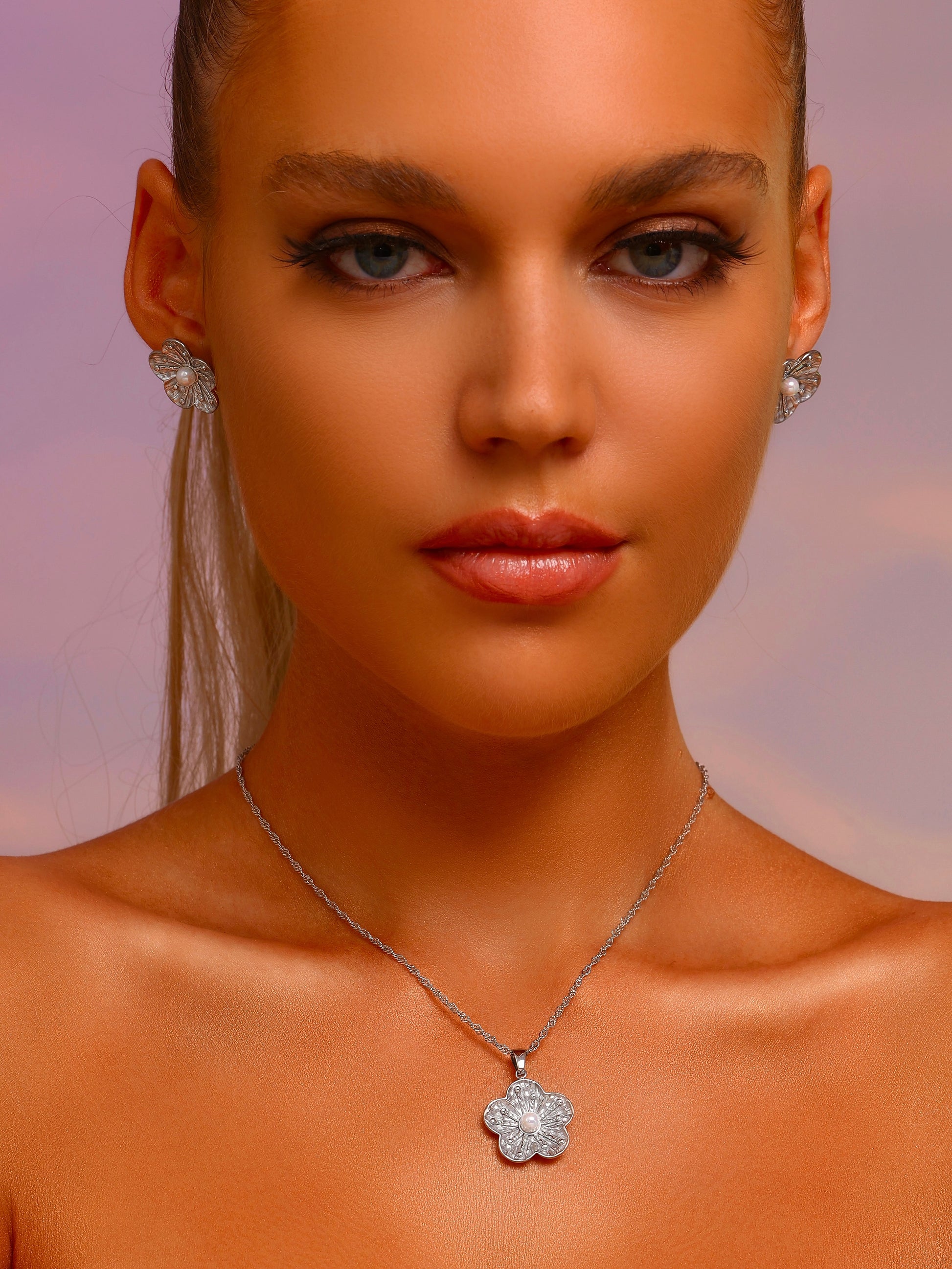 Flower Pendant Necklace Inlaid with Pearl - Silver - Necklace - ONNNIII