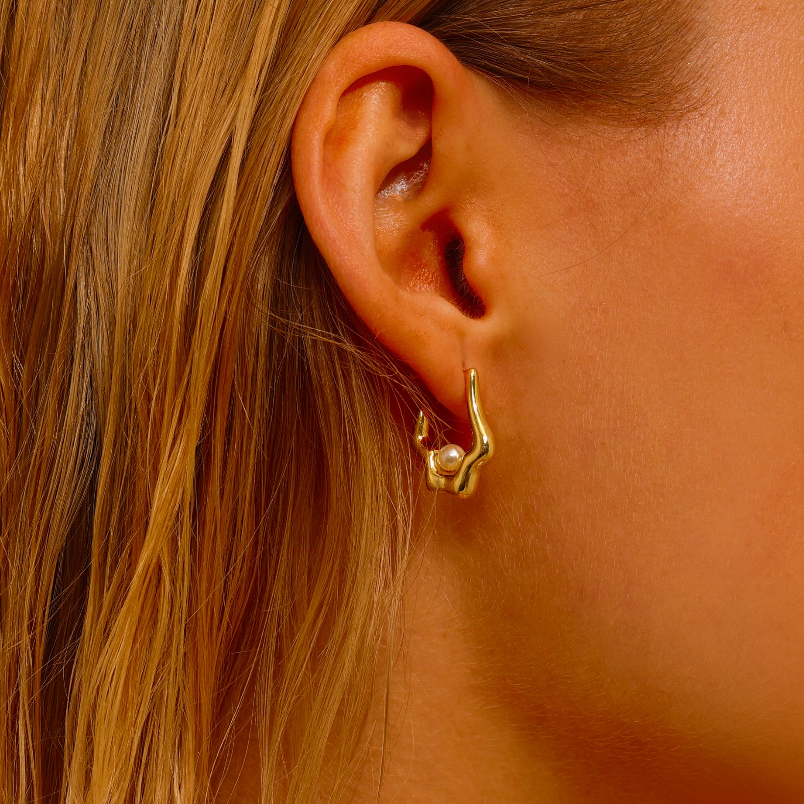 Pearl Huggie Earrings - Gold - Earrings - ONNNIII
