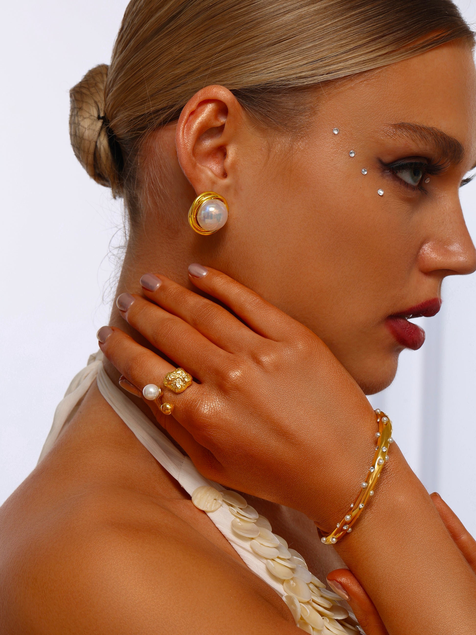 Gold Rim Pearl Stud Earrings - Earrings - ONNNIII