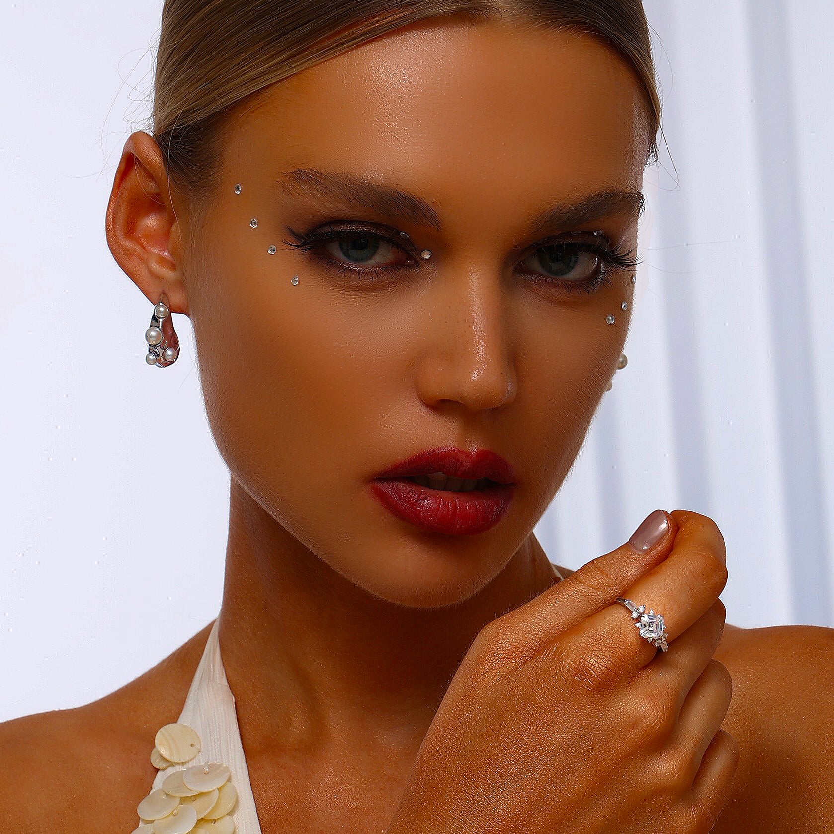 Textured Hoop Earrings Pearl Inlaid - Silver - Earrings - ONNNIII