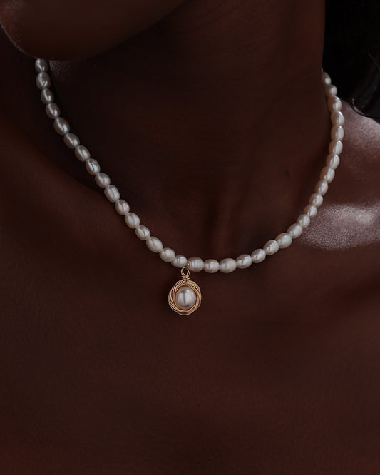 Handcrafted Gold Rim Pendant Pearl Necklace