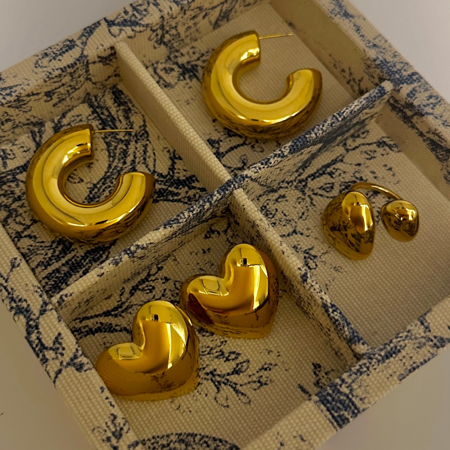Bold Heart Stud Earrings - Earrings - ONNNIII