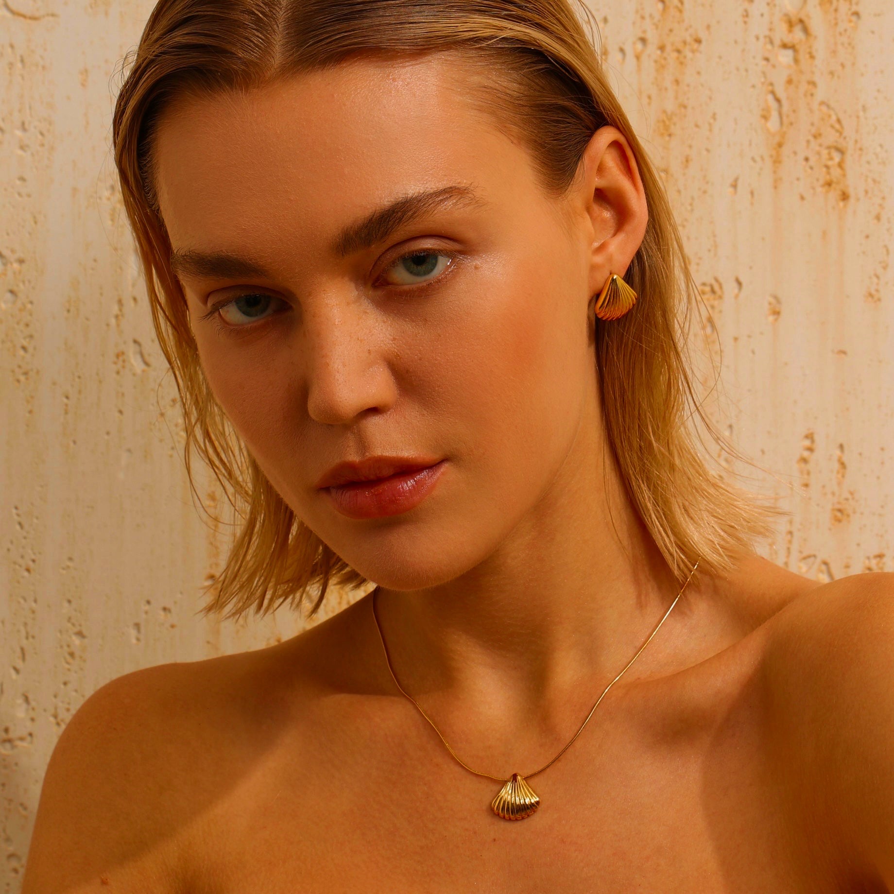 Shell Stud Earrings - Gold - Earrings - ONNNIII