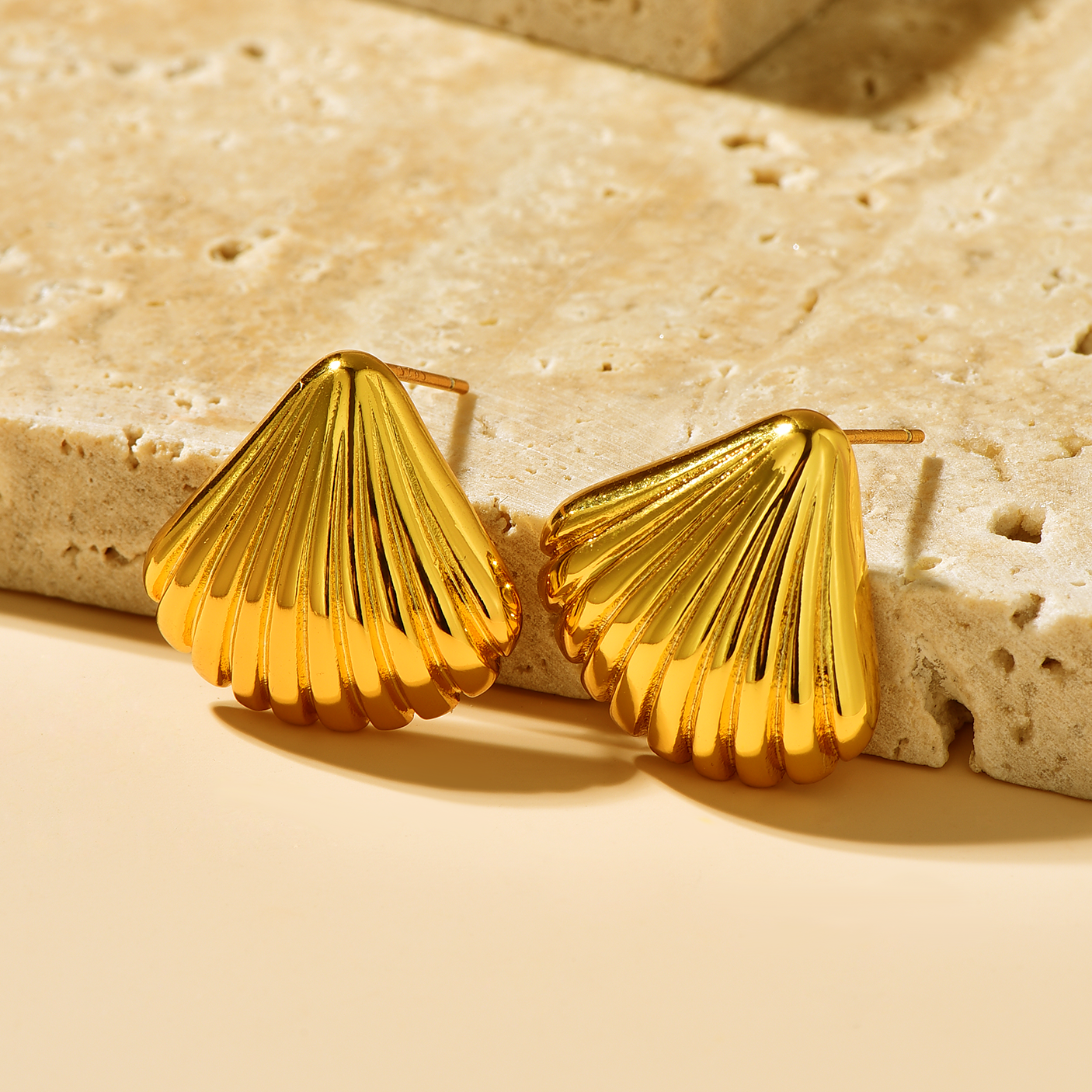 Shell Stud Earrings - Gold - Earrings - ONNNIII