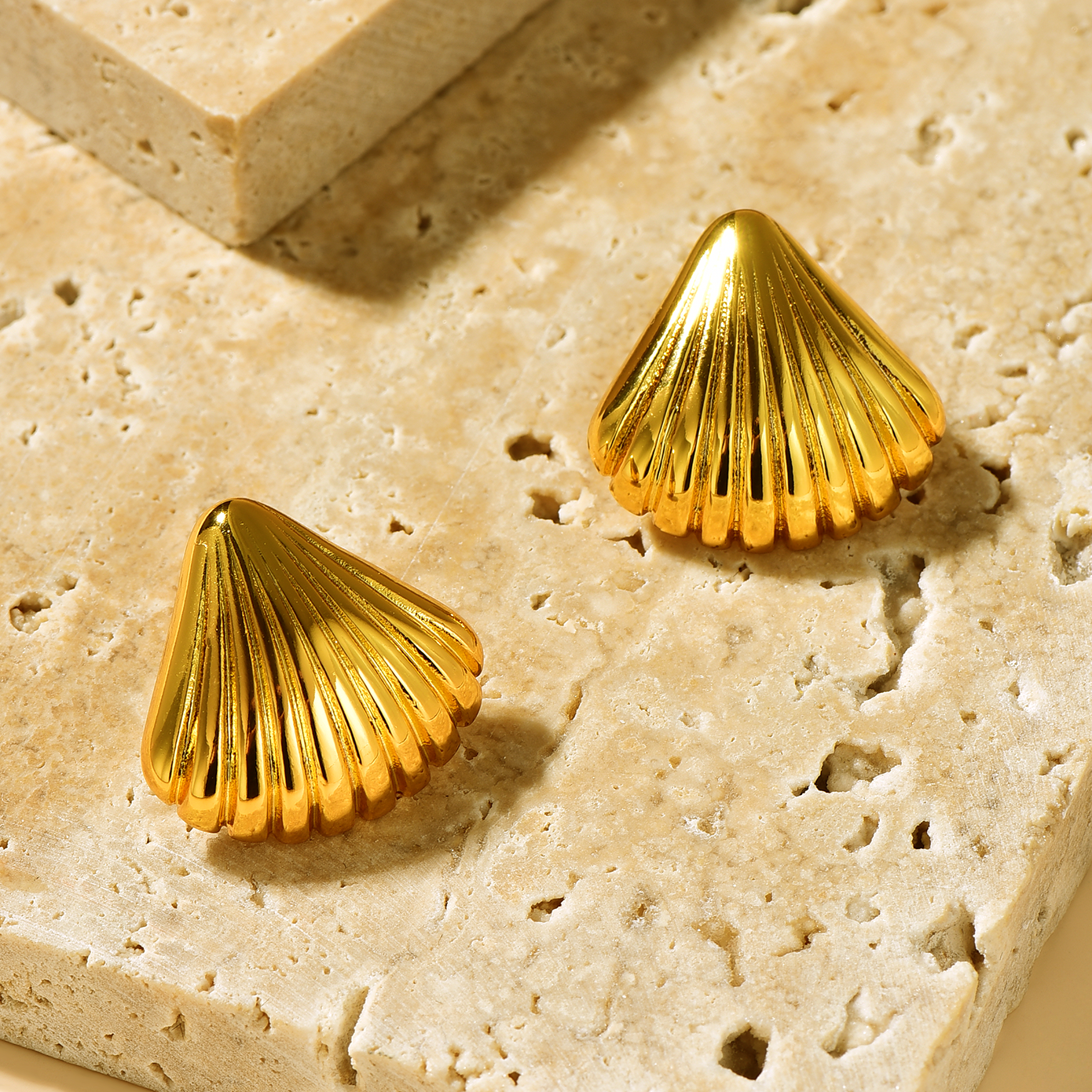 Shell Stud Earrings - Gold - Earrings - ONNNIII