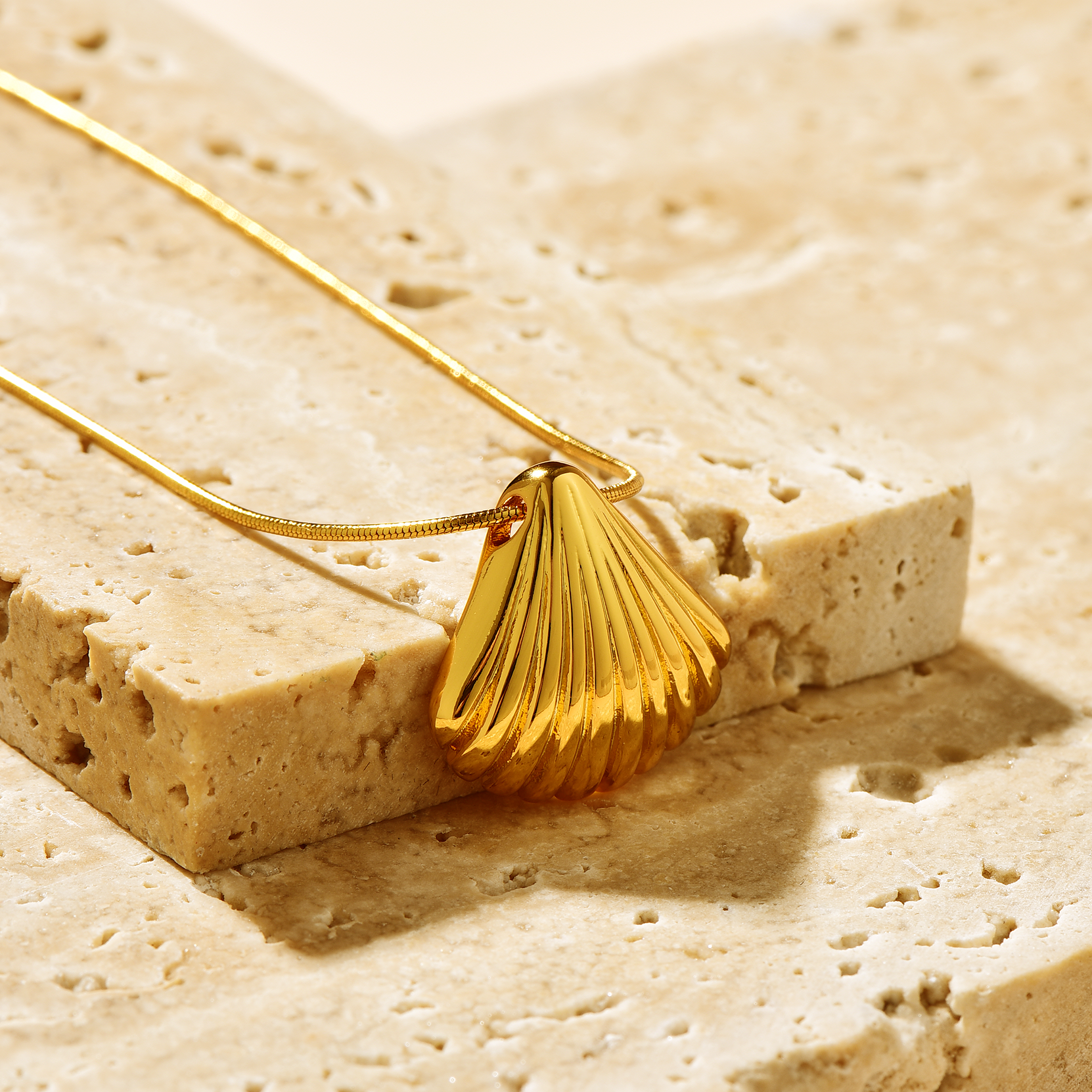 Scallop Shell Pendant Necklace - Gold - Necklace - ONNNIII