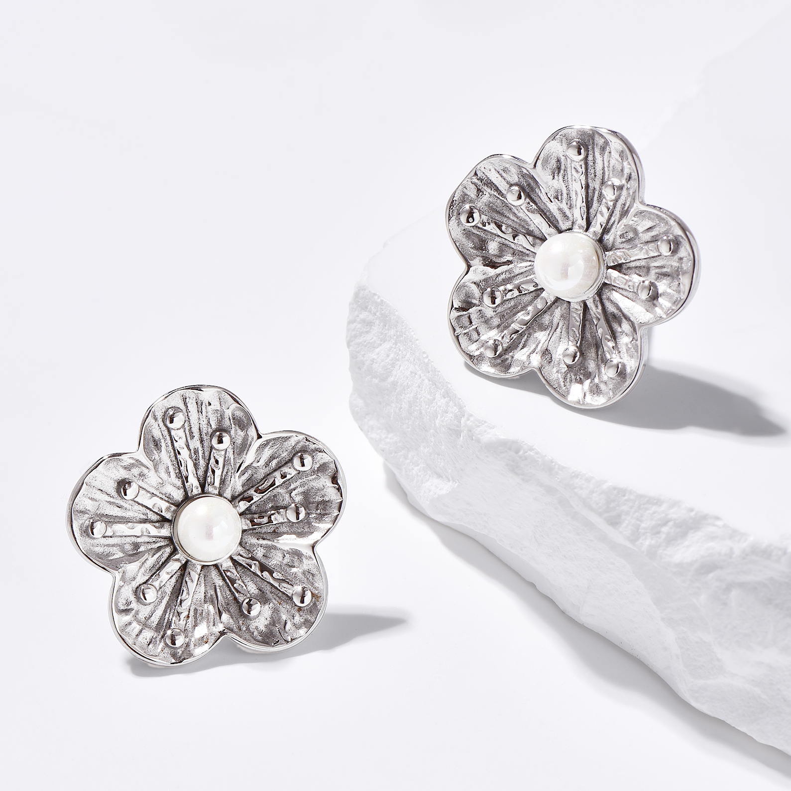 Flower Earrings Inlaid with Pearl - Silver - Earrings - ONNNIII