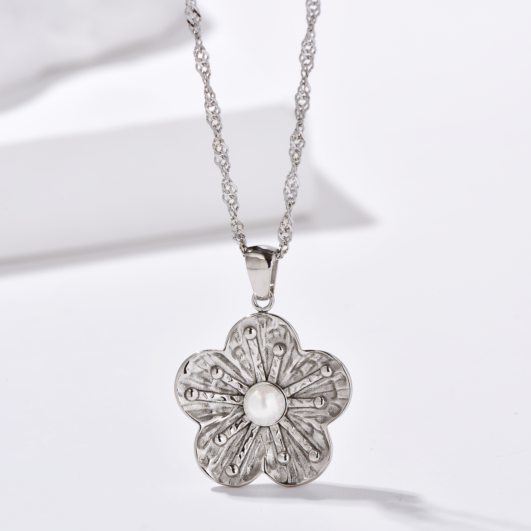 Flower Pendant Necklace Inlaid with Pearl - Silver - Necklace - ONNNIII