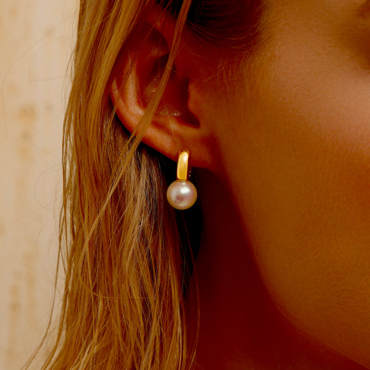 Pearl Huggie Earrings - 18K Gold Plated - Earrings - ONNNIII
