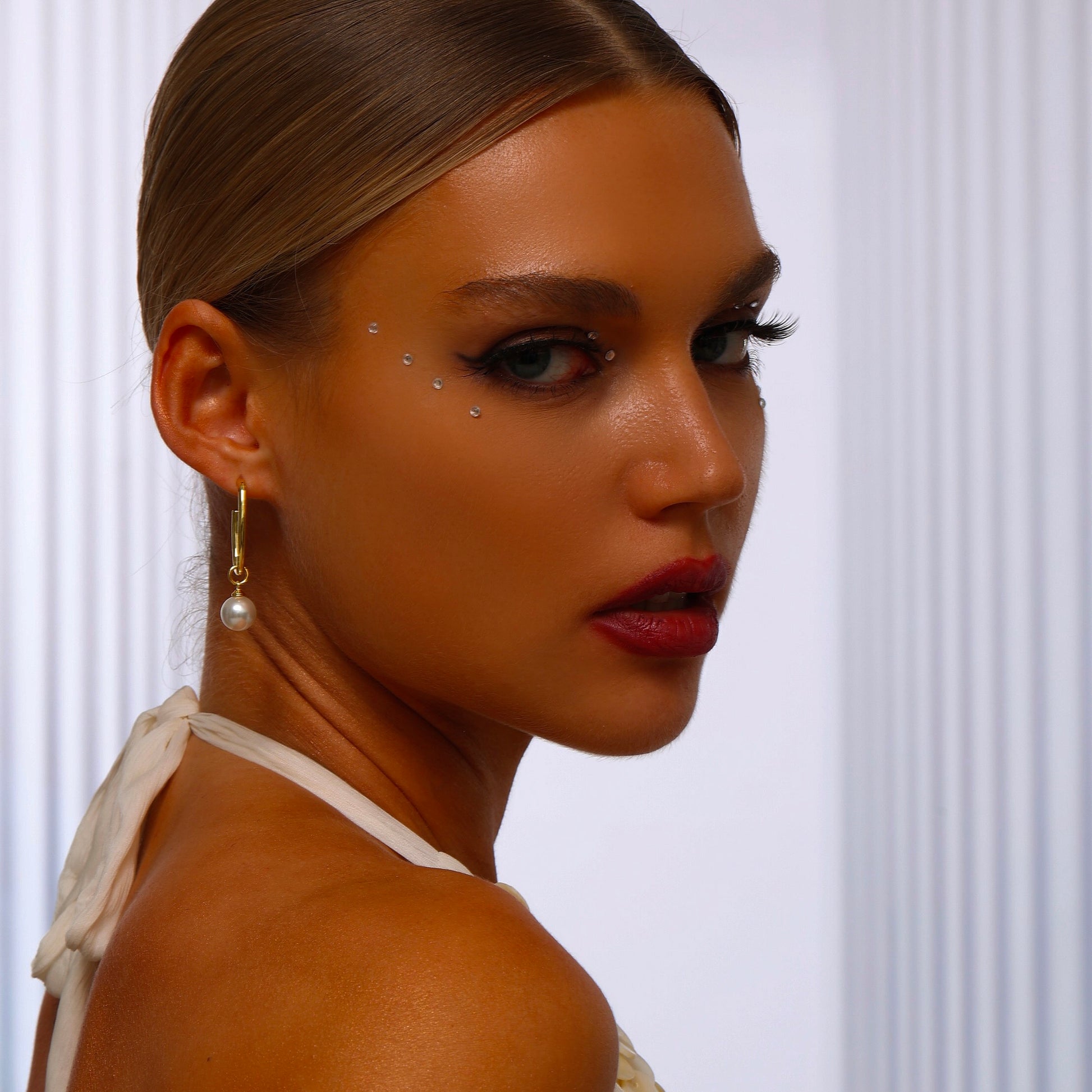 Oval Hoops with Pearl - Gold - Earrings - ONNNIII