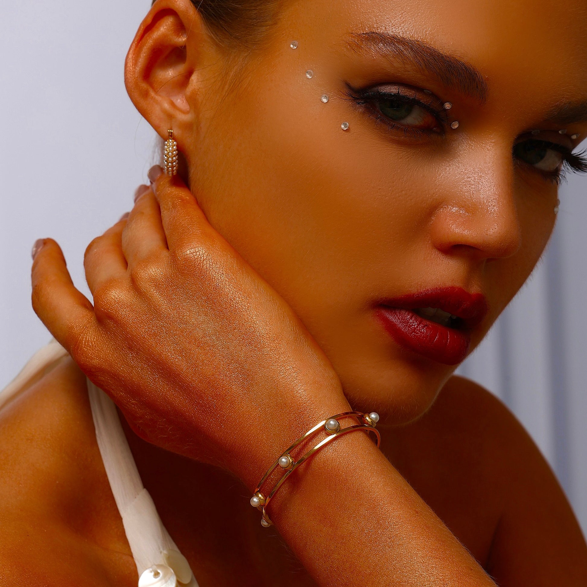 Pearl Pavé Huggie Earrings - Earrings - ONNNIII