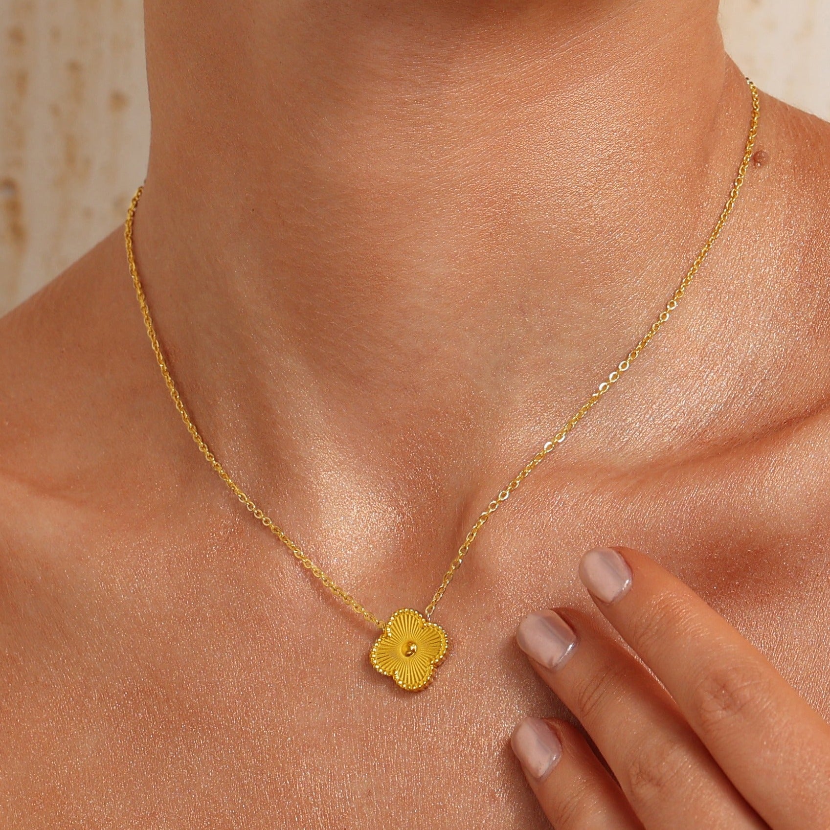 Clover Pendant Necklace - 18K Gold Plated - Waterproof - Tarnish-free -  Hypoallergenic - Stainless Steel / Surgical Steel