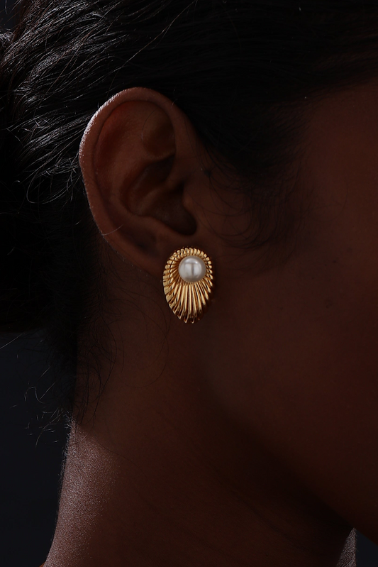 Oval Textured Stud Earrings Inlaid with Pearl