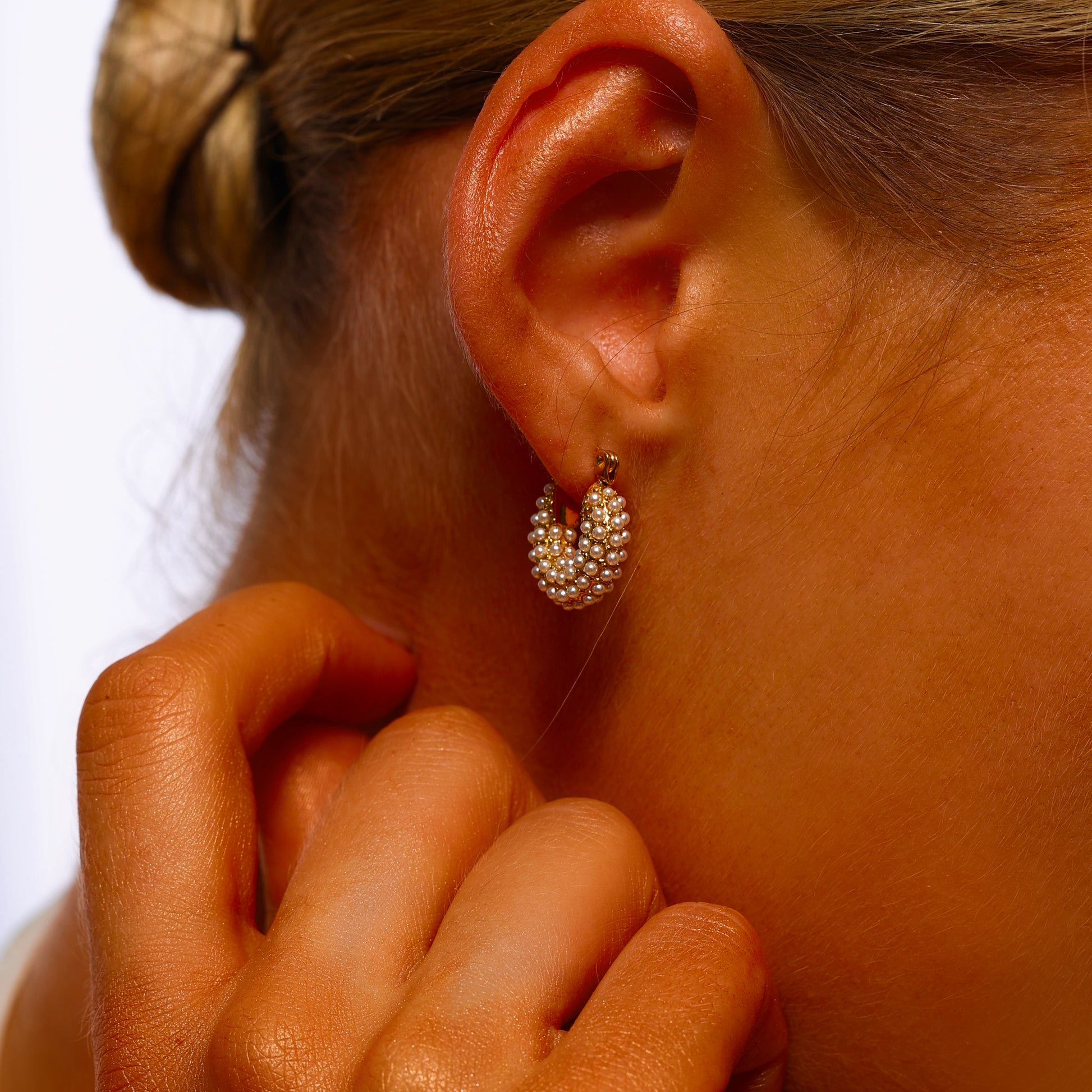 Pearl Pavé Huggie Earrings - Earrings - ONNNIII