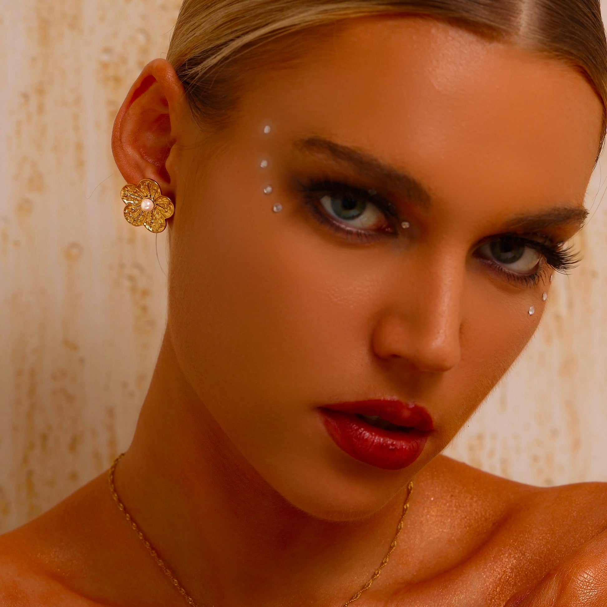 Flower Earrings Inlaid with Pearl - Gold - Earrings - ONNNIII