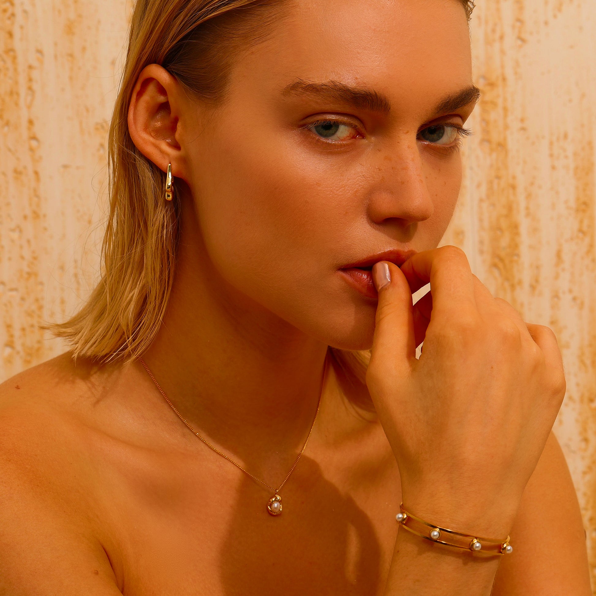 Pearl Huggie Earrings - Gold - Earrings - ONNNIII