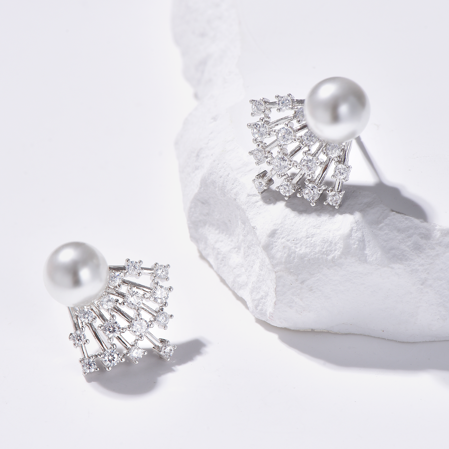 Pearl Scallop Stud Earrings - Earrings - ONNNIII