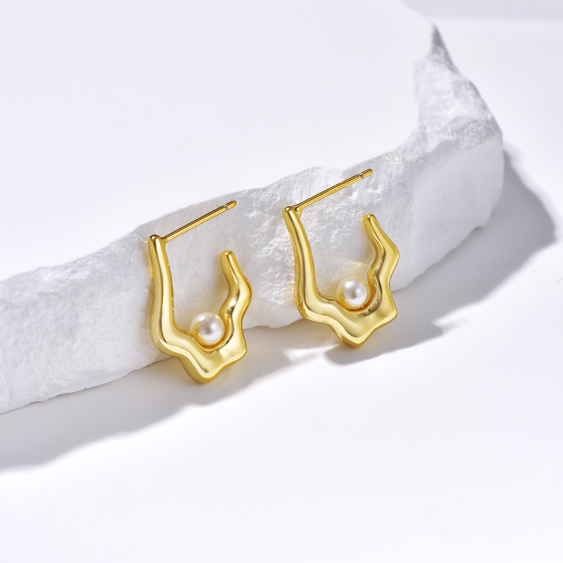 Pearl Huggie Earrings - Gold - Earrings - ONNNIII