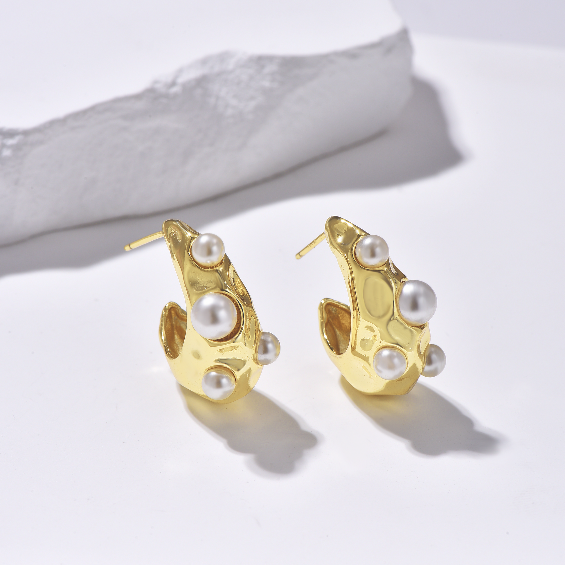 Textured Hoop Earrings Pearl Inlaid - Gold - Earrings - ONNNIII