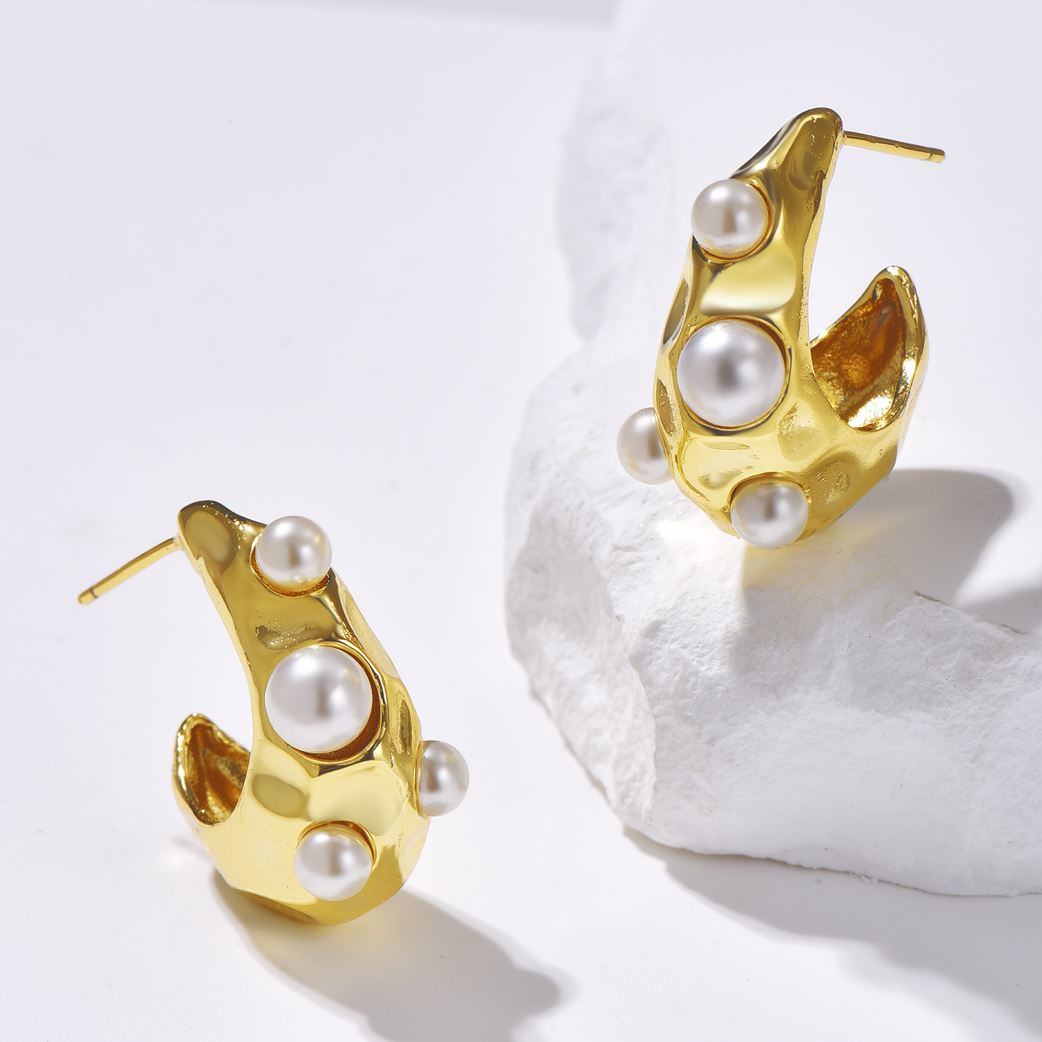 Textured Hoop Earrings Pearl Inlaid - Gold - Earrings - ONNNIII