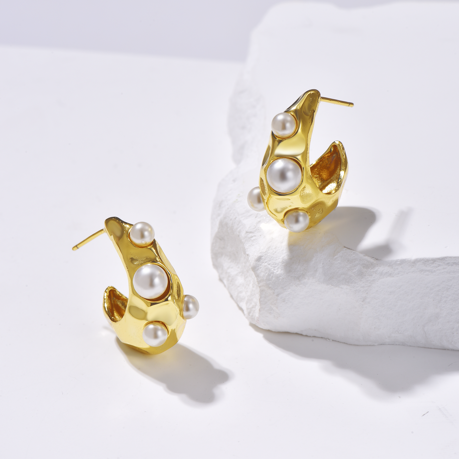 Textured Hoop Earrings Pearl Inlaid - Gold - Earrings - ONNNIII