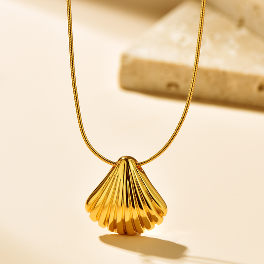 Scallop Shell Pendant Necklace - 18K Gold Plated - Necklace - ONNNIII