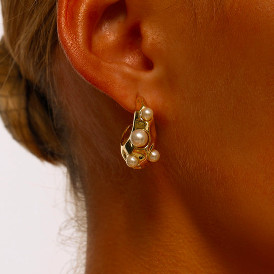 Textured Hoop Earrings Pearl Inlaid - Gold - Earrings - ONNNIII