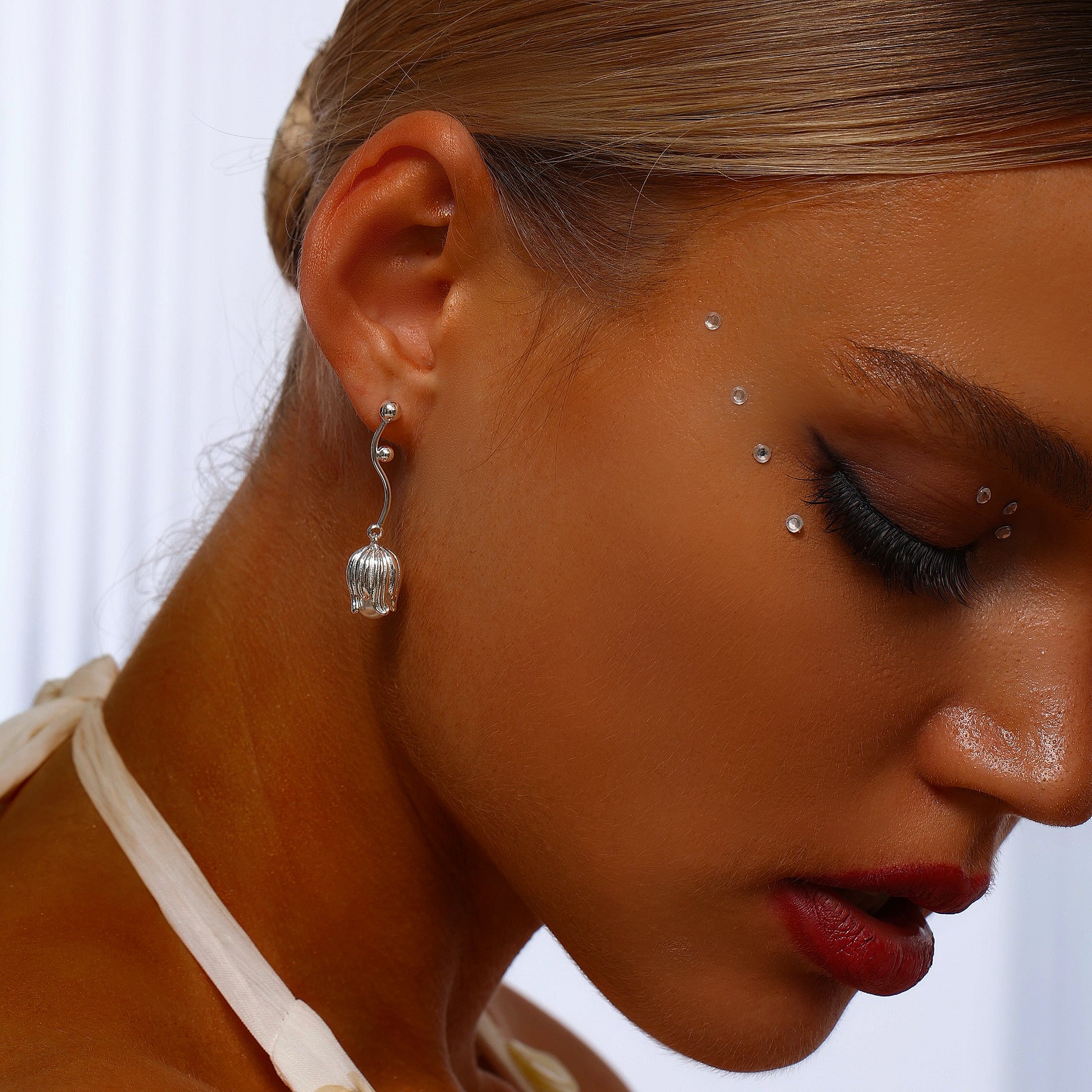 Lily of the Valley Pearl Drop Earrings - Earrings - ONNNIII