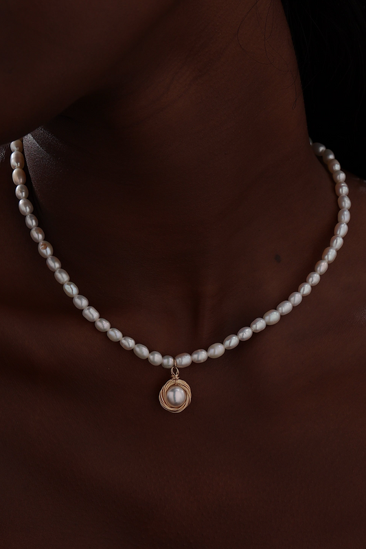 Handcrafted Gold Rim Pendant Pearl Necklace